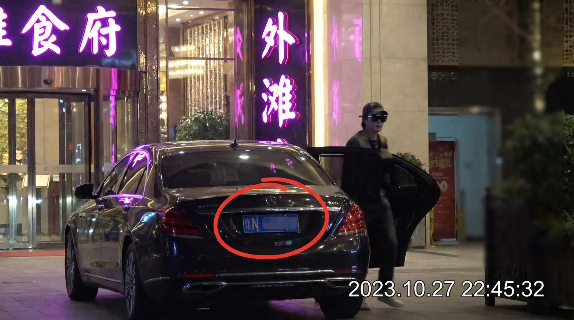 日本剧情 - 豪车餐厅外偷拍